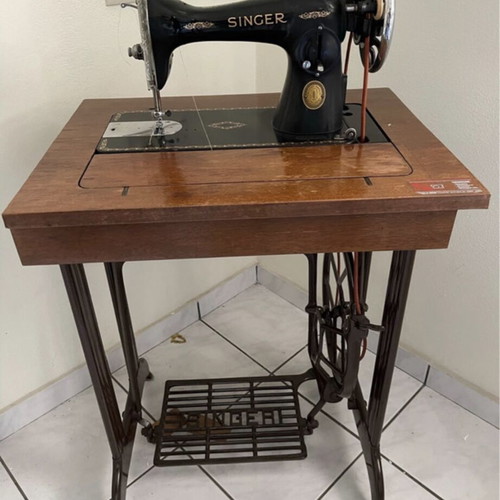 Singer sewing machine new condition, collectible