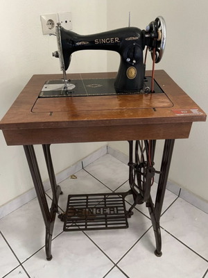 Singer sewing machine new condition, collectible