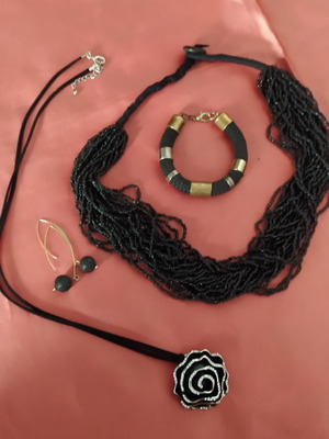 Vintage black bijou jewelry set used, 55cm necklace, 18cm bracelet, lava earrings with flower pendant