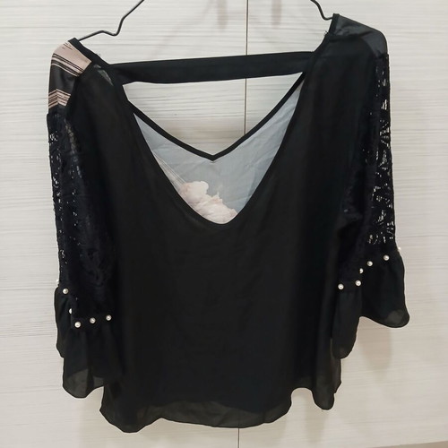 Blouse with rose print, lace sleeves, size M, like new