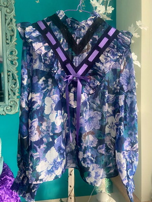 Spring floral blouse like new, size M