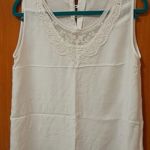 Stradivarius sleeveless blouse cream with lace like new