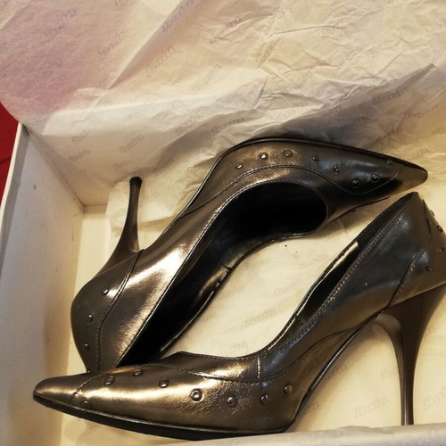 Batta lamé pumps like new, olive with embroidery and studs size 36