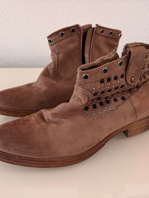 Leather ankle boots size 38 like new, boho grunge style with studs