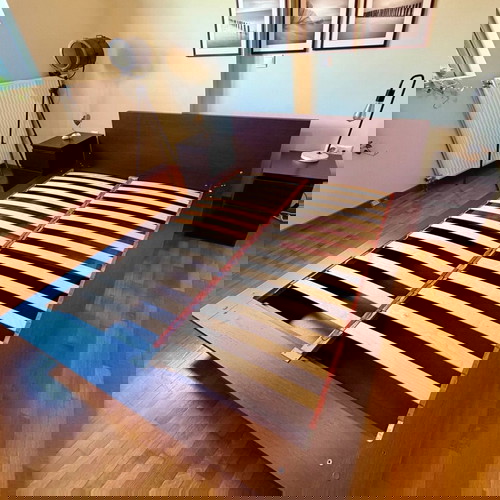 Κρεβάτι ξύλινο Wenge σαν καινούργιο, σετ με στρώμα και κομοδίνα