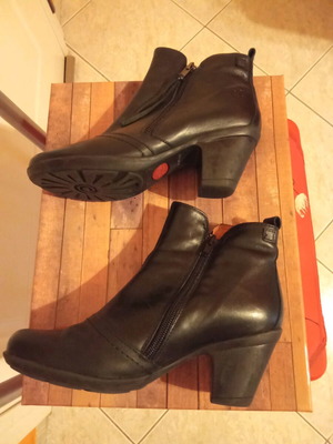 Yokono ankle boots size 36 like new, black with thick 5.5cm heel