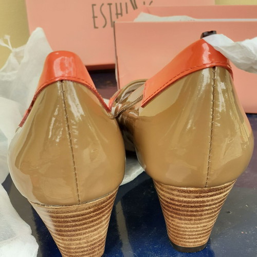 Esthissis pumps new with low heel in beige and red