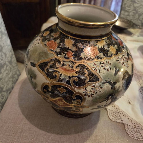 Satsuma round vase with family crest stamp