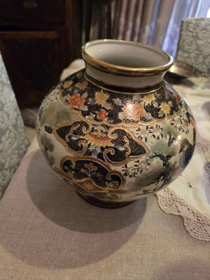 Satsuma round vase with family crest stamp