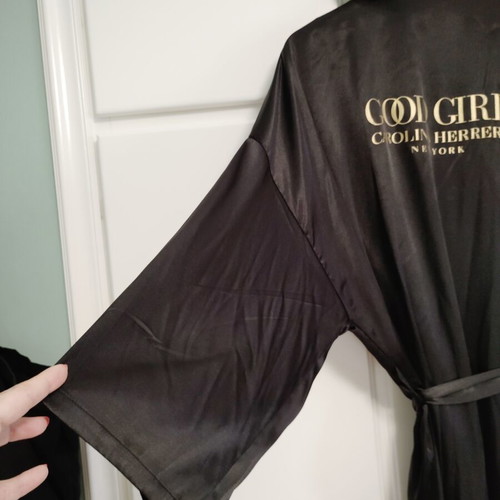 Good Girl satin robe like new with beautiful sleeves