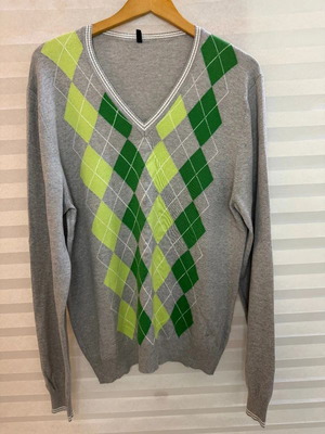 United Colors of Benetton men's sweater with V-neck and diamonds like new, gray and green