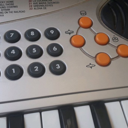 Casio keyboard with 29 keys like new
