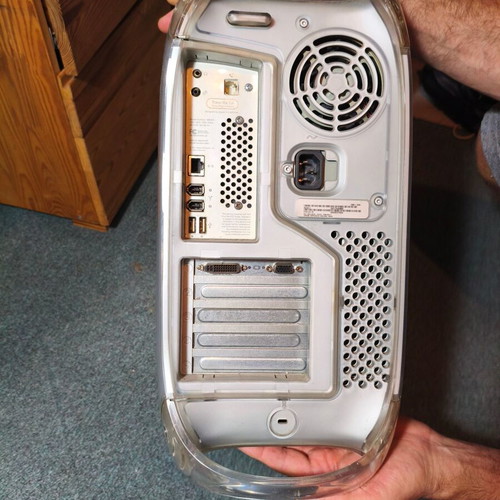 Apple Power Mac G4 desktop with keyboard