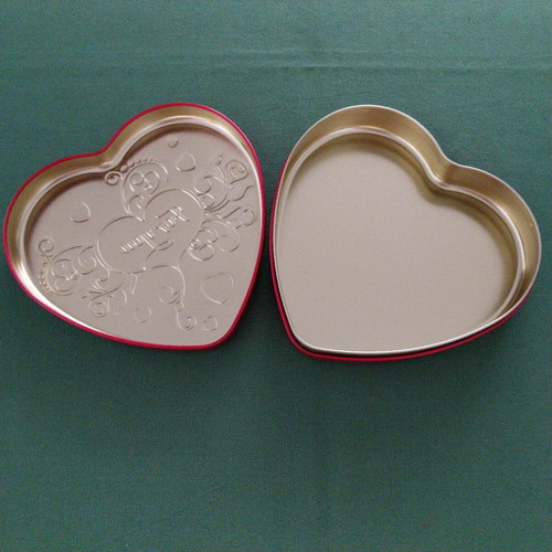 Metal heart-shaped box like new