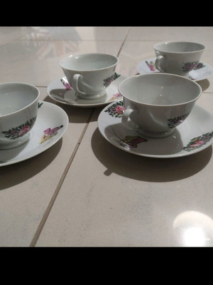 Set of 4 tea cups like new with 15 cm saucers and 10 cm cups