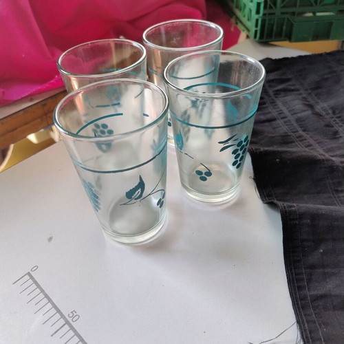 Set of 4 drinking glasses