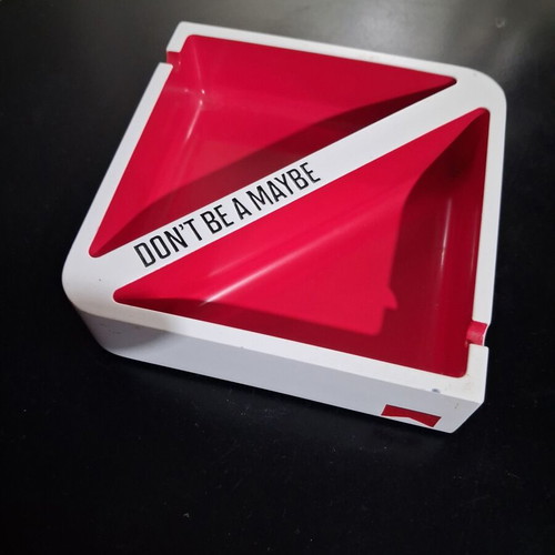 Marlboro ashtray, 12.5x12.5x3.5 cm
