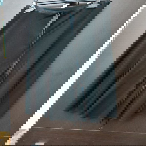 Φούστα μαύρη μέχρι το γόνατο μεταχειρισμένη