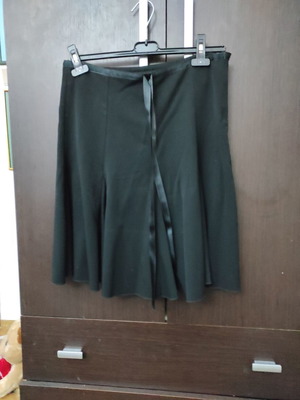 Φούστα μαύρη μέχρι το γόνατο μεταχειρισμένη