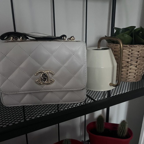 White shoulder bag used