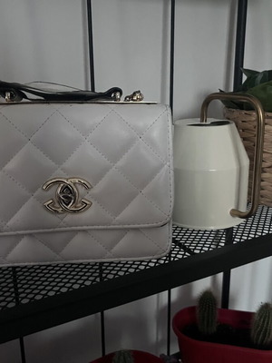 White shoulder bag used