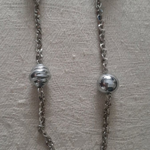 Long gray necklace like new, impressive