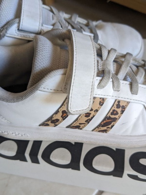 Παπούτσια Adidas παιδικά αθλητικά μεταχειρισμένα με leopard σχέδιο ν.33 άσπρα