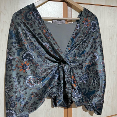 Lynne Velvet Batwing Blouse new, oil color, size Small