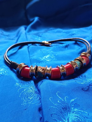 Μοντέρνο κοντό κολιέ choker με κοραλί, ασημί και τιρκουάζ στοιχεία σαν καινούργιο
