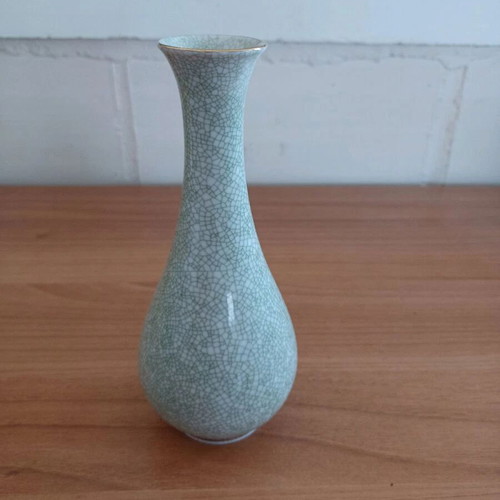 Decorative vase like new with unique cracked design and gilded detail