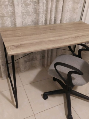 Desk and chair with wheels like new