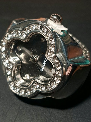 Four-leaf clover ring watch with crystals and black dial like new
