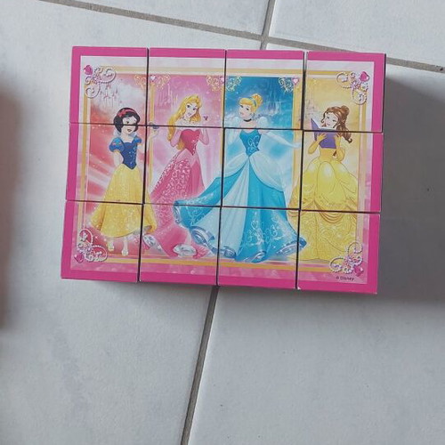 Princess Disney puzzle like new with 12 cubes in plastic case