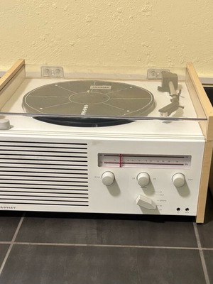 Crosley Switch II retro turntable like new with AM/FM and Bluetooth