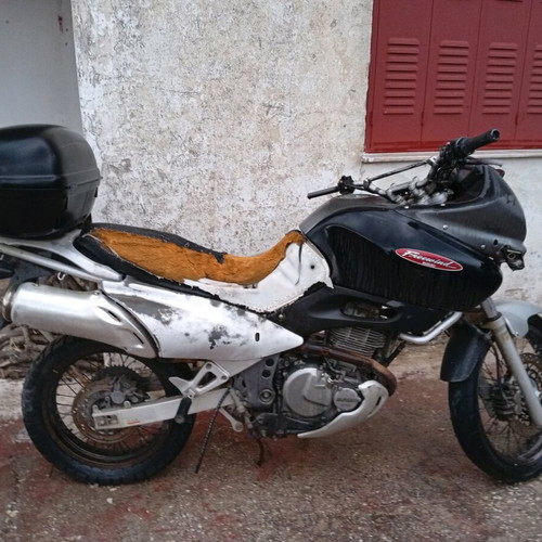 Suzuki XF 650 Freewind motorcycle used for repair or spare parts
