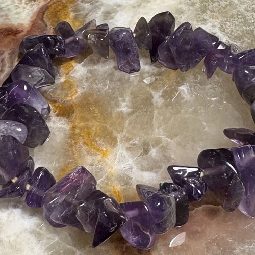 Bracelet with natural amethysts like new, elastic band