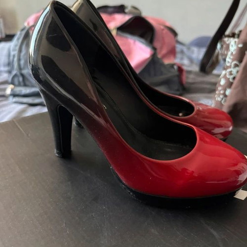 Patent leather pumps red-black ombré