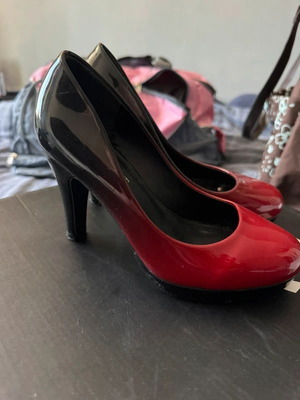 Patent leather pumps red-black ombré