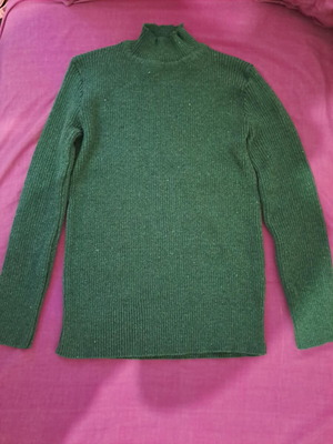 Women's knitted green turtleneck sweater, size M