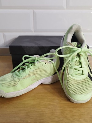 Adidas Courtflash children's tennis shoes size 32, green