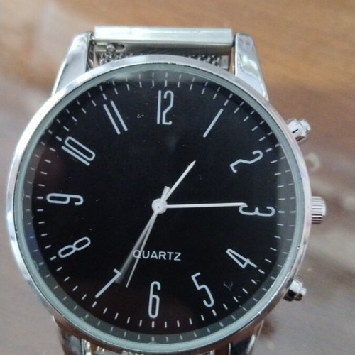 Quartz wristwatch with bracelet