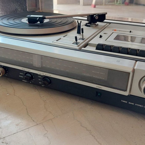 Vintage Hi-Fi turntable, cassette player and stereo radio Philips used from 1978