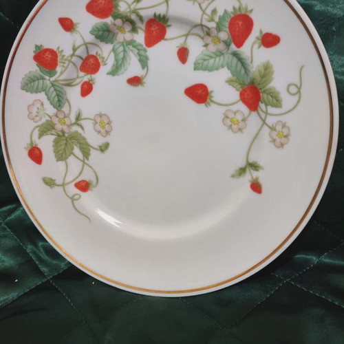 Avon collectible plate with 22K gold and strawberry design like new