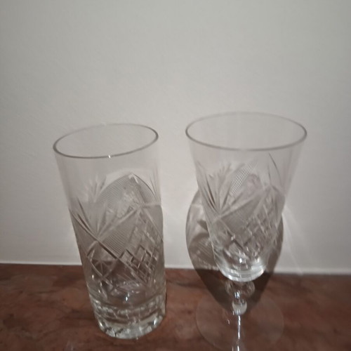Crystal glasses set like new, 6 water, 5 wine V shape, 2 wine V shape different design