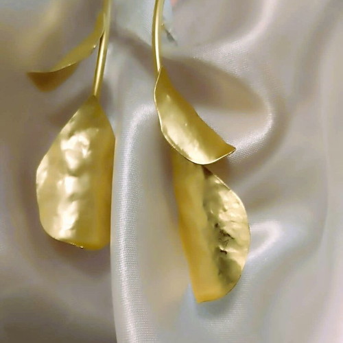 Leaf-shaped earrings in gold color new