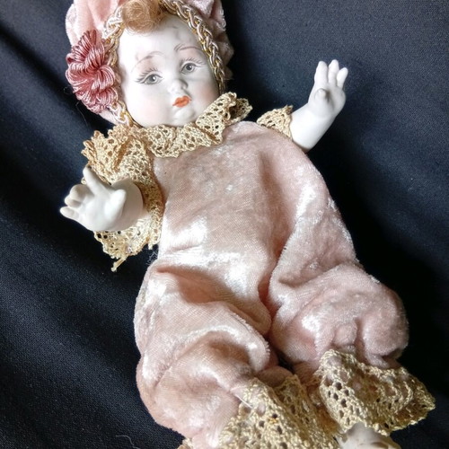 Porcelain doll like new, 21 cm