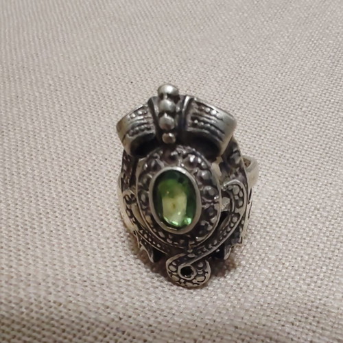 Silver ring with possible peridot stone like new