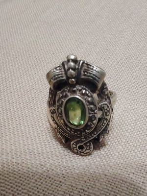 Silver ring with possible peridot stone like new