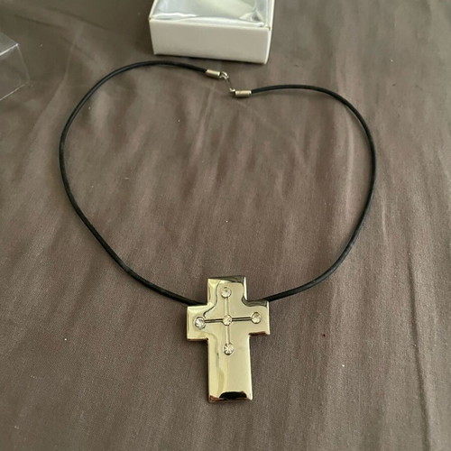 Cross pendant like new