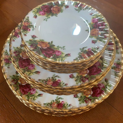 Royal Albert Old Country Roses 18-Piece Dinnerware Set like new